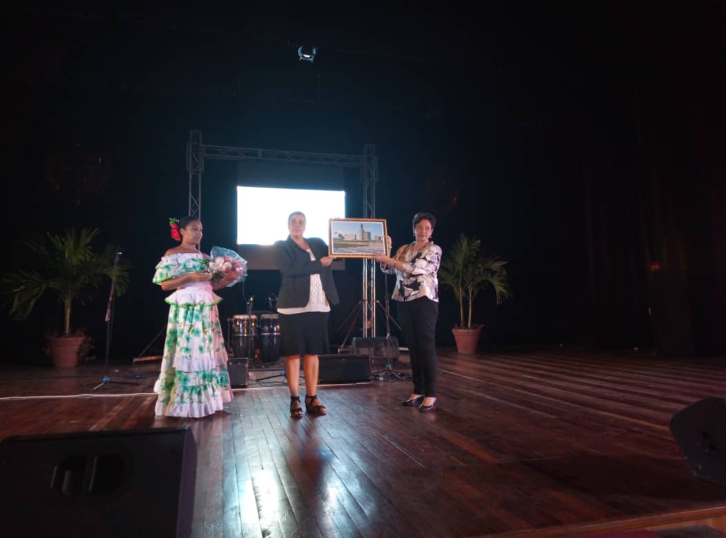 Se hace entrega de un reconocimiento especial a la hija de la fallecida Ministra de CITMA Rosa Elena Simeón,recordando el legado y la obra que desarrollo esta mujer de gran valía para la #CienciaCubana. #SomosContinuidad #TenemosMemoria
