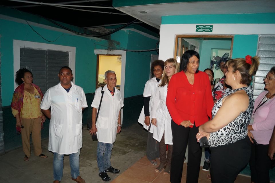 MINSAPCuba's tweet photo. Viceministra de Salud @PardoRegla realiza recorrido por áreas de Higiene y Epidemiología del país. En #Holguín visitó el Centro Provincial de Higiene y la Subdirección de Vigilancia y Lucha Antivectorial. Instó a continuar garantizando la estabilidad epidemiológica del territorio https://t.co/dezUwfpMQD