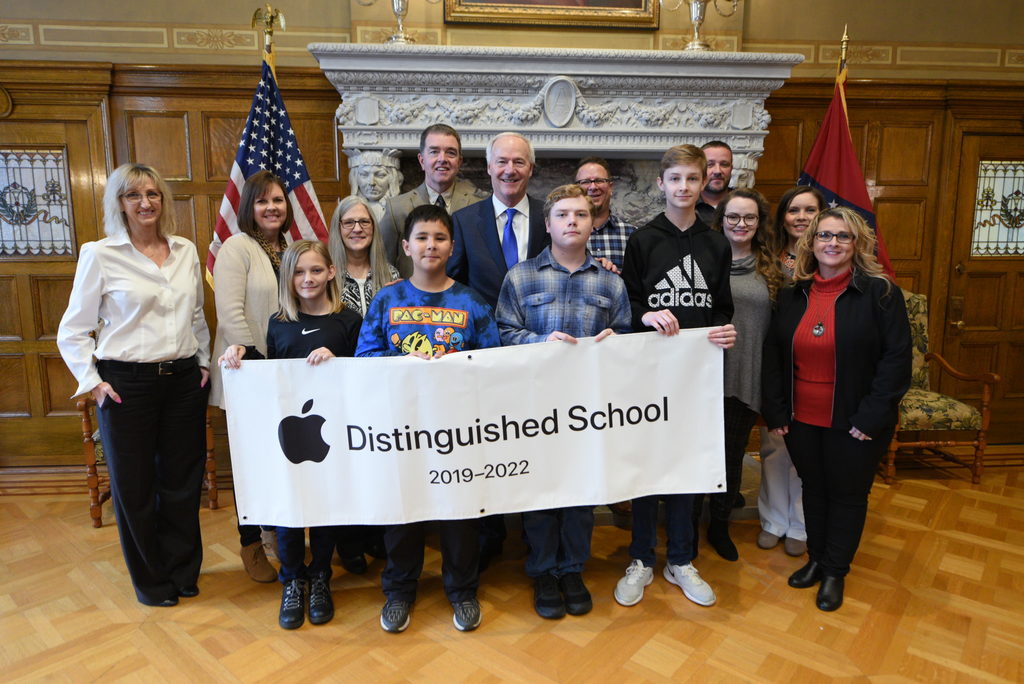 spcsdrattlers's tweet photo. Administrators, teachers and students from Murfreesboro Elementary and Murfreesboro High School were invited to Little Rock to visit with Governor Asa Hutchinson and celebrate our Apple Distinguished Schools. @AppleDistinguishedSchools @AsaHutchinson @swarkansasradio https://t.co/RWHFLdjKB7