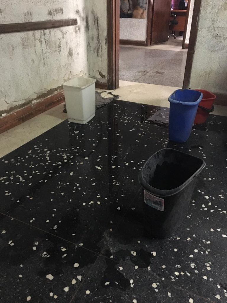 rinconjja's tweet photo. @NicolasMaduro patria en oficina @VenezuelaSaime Mérida. ¿Como es posible una oficina en estas condiciones? https://t.co/yEddwhGWeT