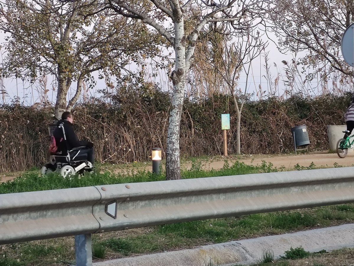 esunai's tweet photo. @ViladecansTweet @carlosruiztwitt creo que sería una noticia positiva, iluminar nuestro Camí del Mar con un recurso económico de iluminación a baja altura y escaso consumo, como en el Prat, para disfrutar de nuestros paseos todo el año https://t.co/Xacu5NVwXm