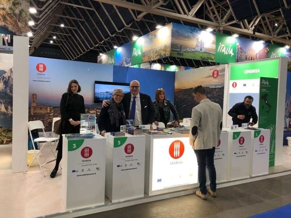 Leuk verjaardagsfeestje 🥳 #Vakantiebeurs Het is heel gezellig, zoveel mensen hebben we nog nooit op een verjaardag gehad. 🤣We staan in hal 7. Het zal wel druk zijn maar we vinden het leuk als je even gedag komt zeggen!!!! We hebben mooie nieuwe folders en visitekaartjes voor je