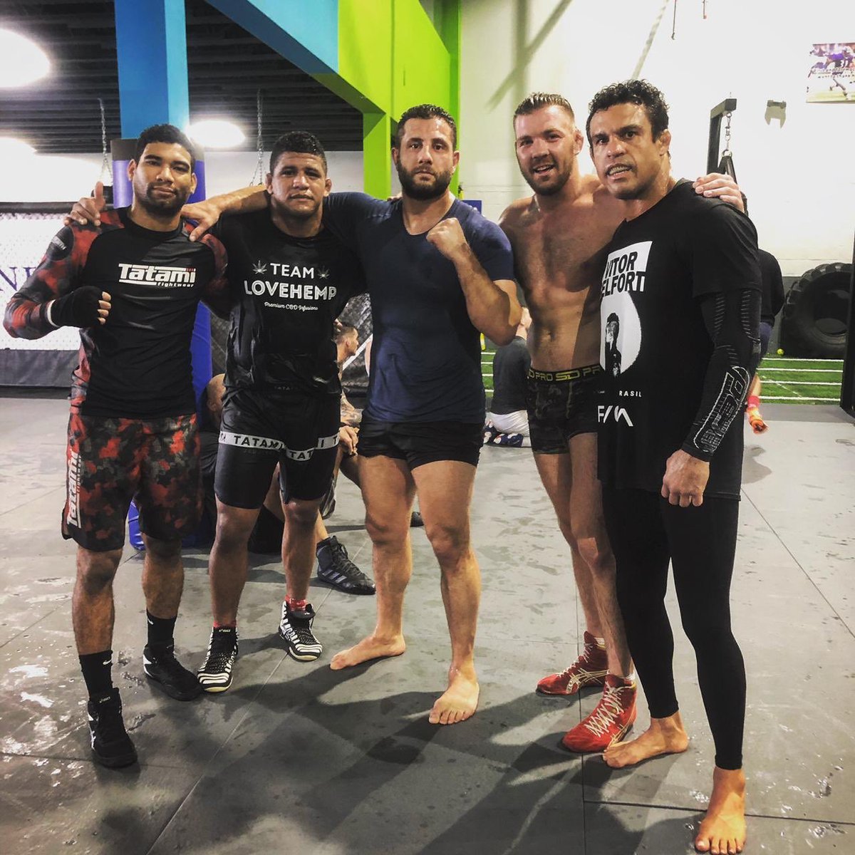 From posters on the wall to training alongside these heroes. Awesome wrestling session in @hardknocks365! 👊