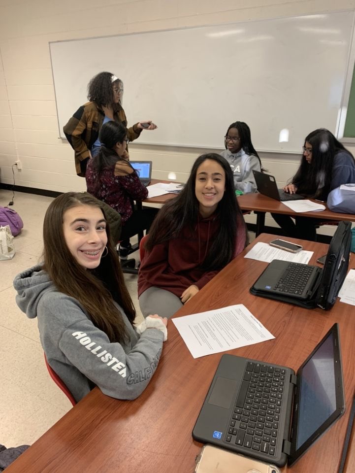 SpartanSofBF's tweet photo. SSoBF freshman working hard on their entrepreneurship papers #decaelectric #njdeca @othsdeca https://t.co/erPk2EDgkY
