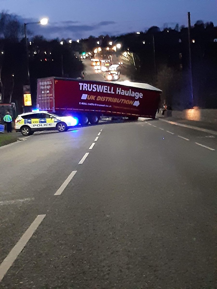 onlinesheffield's tweet photo. POLICE ON THE SCENE ON MANSFIELD ROAD LONG DELAYS EXPECTED #Sheffield #Sheffieldtraffic https://t.co/e0BuEkIGyz