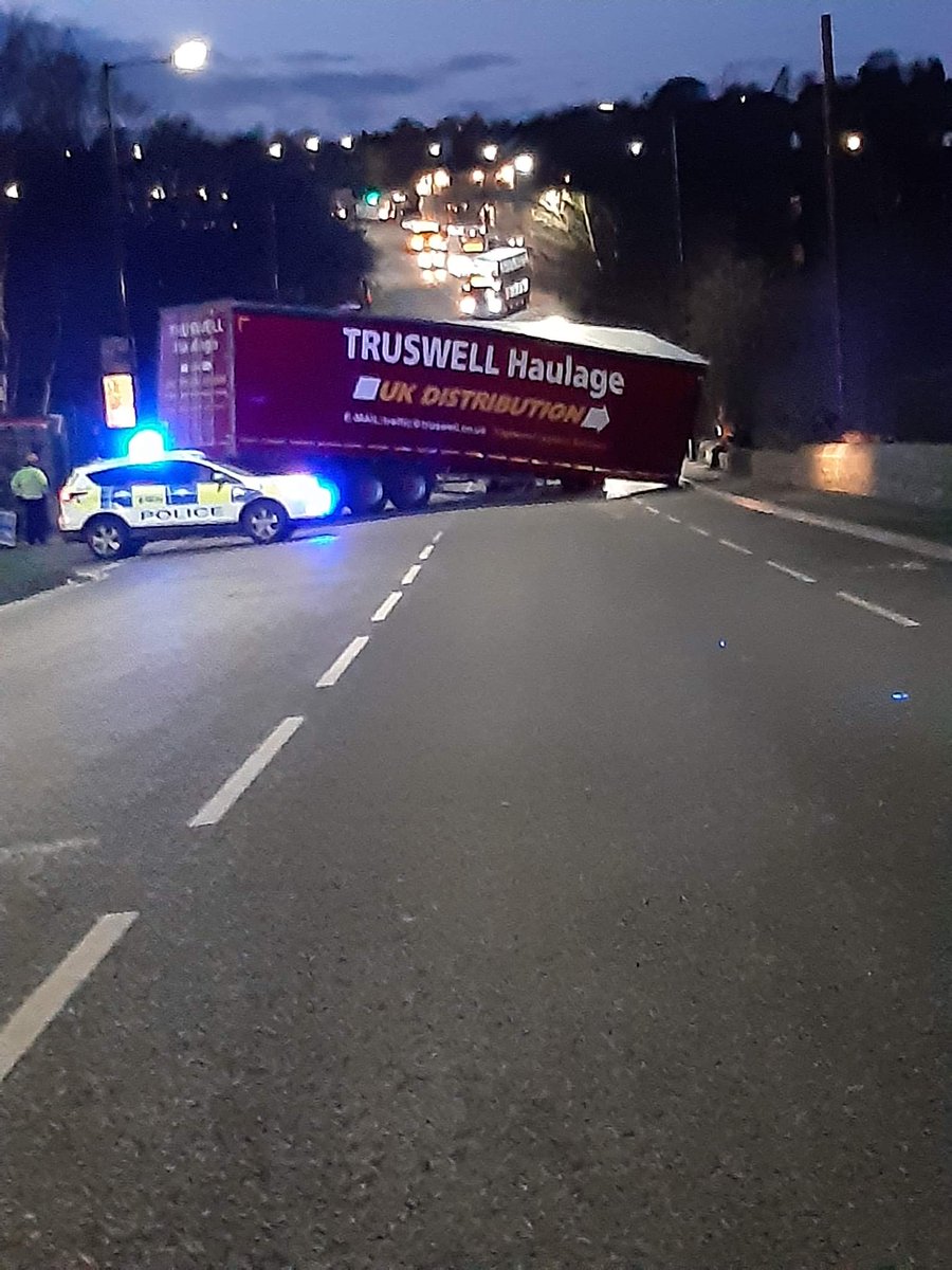 onlinesheffield's tweet photo. POLICE ON THE SCENE ON MANSFIELD ROAD LONG DELAYS EXPECTED #Sheffield #Sheffieldtraffic https://t.co/e0BuEkIGyz