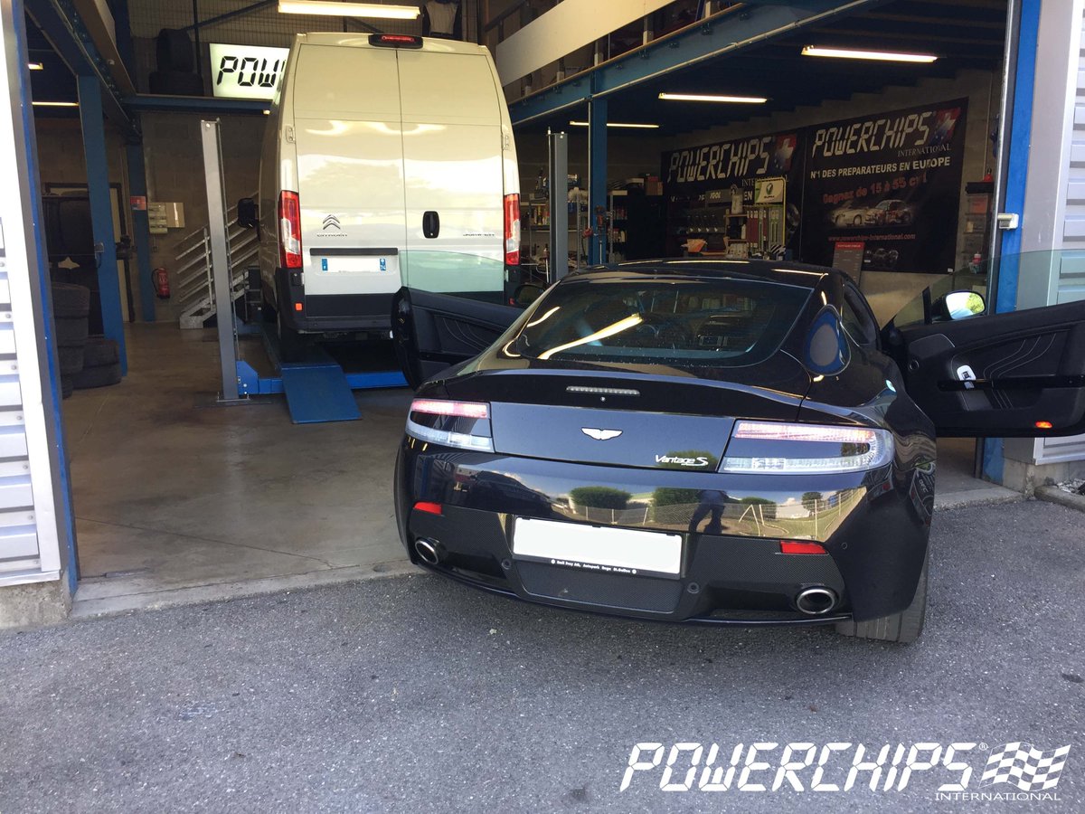 Powerchips1's tweet photo. Une superbe Aston Martin Vantage S de visite à notre garage Powerchips !!! 😎 
Un V8 qui n'est pas là pour faire de la figuration… avec un bloc moteur de 4.7 litres qui développe 436 ch !
#astonmartin #vantage #reprogrammation #chiptuning #reprog #Ethanol #E85  #powerchips https://t.co/xsERM9Qpjf
