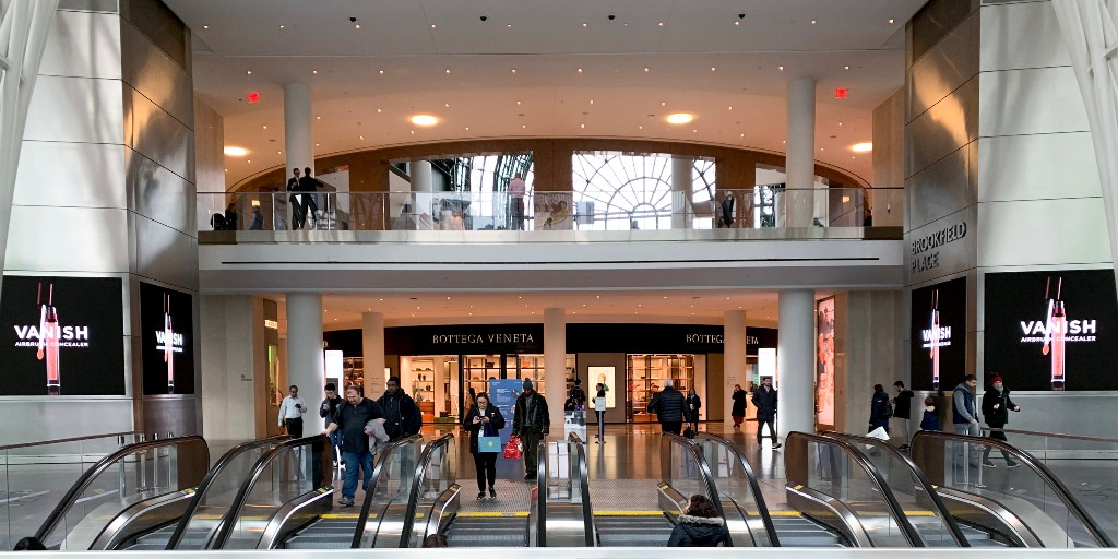 pearlmedia's tweet photo. @HourglassMakeup is adding glam to our screens at @BFPLny 
•
•
#BrookfieldPlace #atBFPL #BFPL #digtalplatform #OOH #DOOH #NYC #NewYork #OOHMedia #Outofhomemedia #oohadvertising #outofhome #Hourglasscosmetics #Vanish #VanishConcealer #Makeup https://t.co/HdRVNDFx7N