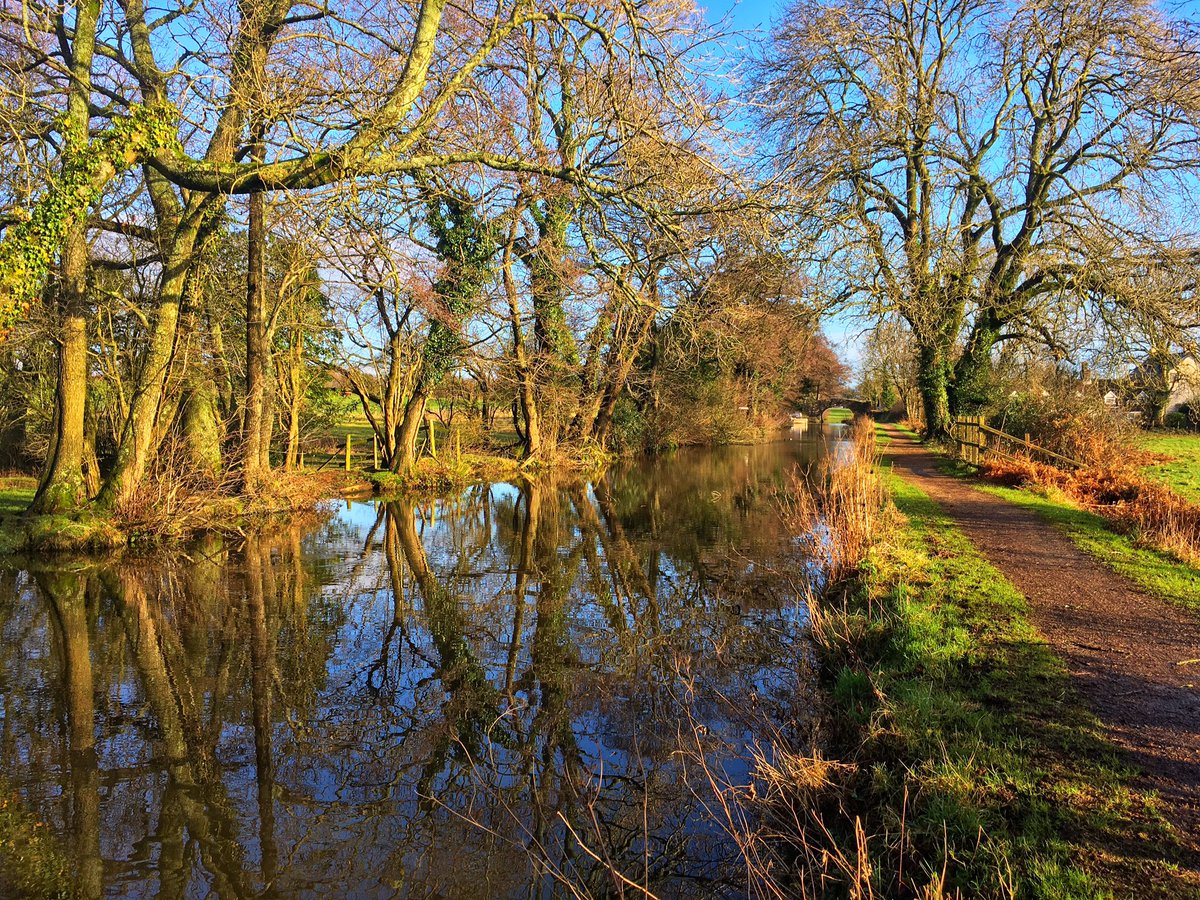 SimonHawkins's tweet photo. And then the sun came out on the MonBrec Canal. #monmouthshire #monbrec #breconbeacons #canal @CanalRiverTrust https://t.co/F2VsyrKufl