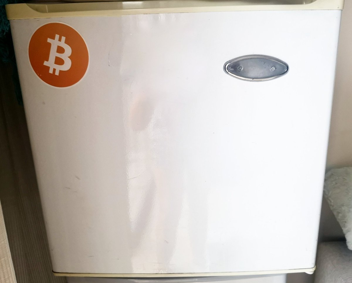 swaggins97's tweet photo. #UCTFreshersAdvice
Selling this adorable mini bar fridge because I moved out of Rez.
If you are interested, DM me.
Price negotiable.
PLEASE RETWEET, a fresher in need could be on your timeline.π #UCT #UCT2020 #UCTFreshers #FreshersAdvice https://t.co/XOPkVKifAO