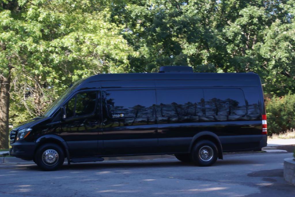 LuxuryByDB's tweet photo. Welcome @JAMfestEvents visitors to #IndyAirport #indy @VisitIndy we have your #grouptravel #Shuttleservice for your teams. Contact @LuxuryByDB #SprinterBus #14Passenger #partybus #11PassengerSprinter #executivebus #luggagespace https://t.co/Ea2ql5IDxR