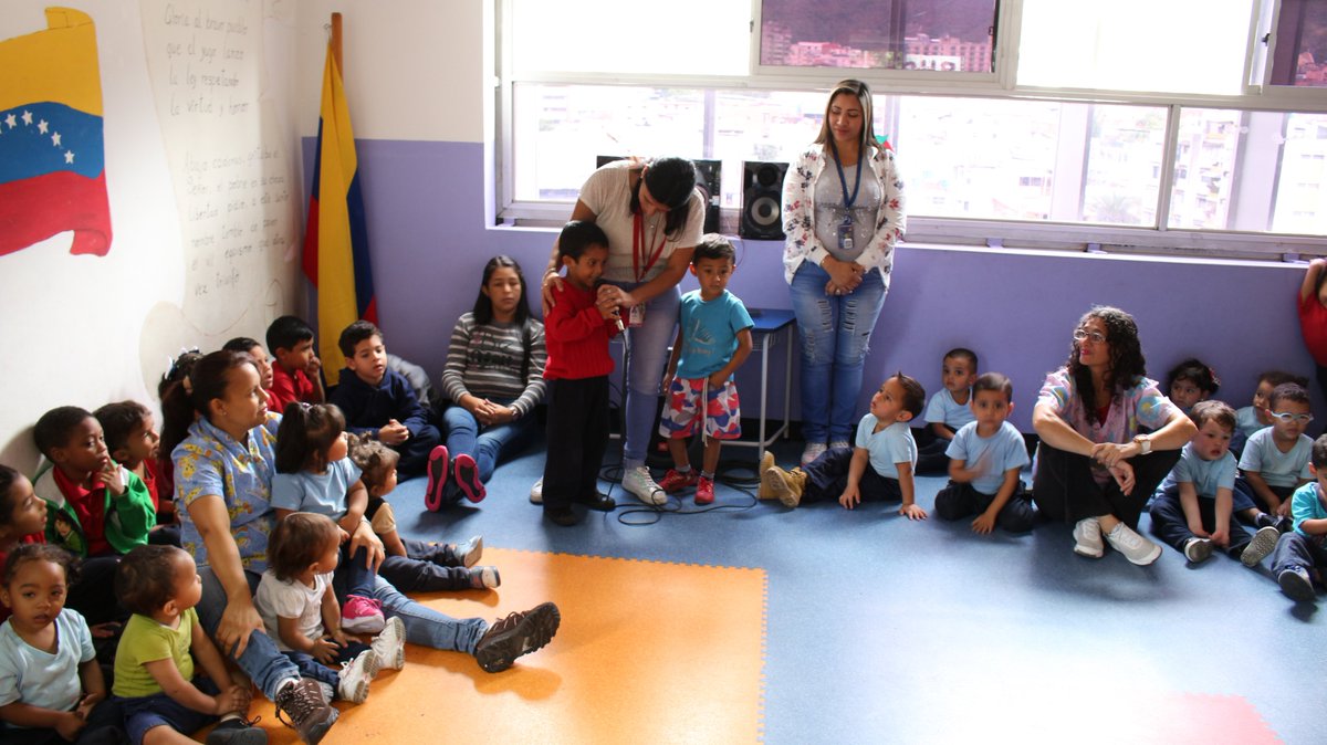 #15Ene “Día de la maestra y el maestro” docentes <a href="/ENDEINEGRAMATEA/">ENDEI NEGRA MATEA</a>  realizaron un intercambio de tarjetas para celebrar en compañía del semillero de la Patria  <a href="/NicolasMaduro/">Nicolás Maduro</a> <a href="/magallyvina/">Magaly Gutiérrez</a> <a href="/ConCiliaFlores/">Cilia Flores</a> @psuvaristobulo #PuebloHeroicoYVencedor