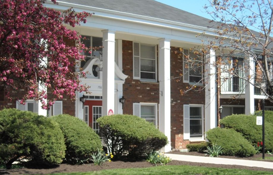 Apartment hunting in Amherst? Check out these gorgeous 2BR, 1 bath and 2BR, 1.5 bath units at Sturbridge Village on Maple Rd.! $1,115-$1,160/mo! Call (716)803-6987 or learn more here: bit.ly/2t5ddjQ
