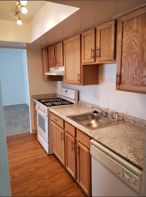 GlendaleDev's tweet photo. Apartment hunting in Amherst? Check out these gorgeous 2BR, 1 bath and 2BR, 1.5 bath units at Sturbridge Village on Maple Rd.! $1,115-$1,160/mo! Call (716)803-6987 or learn more here: https://t.co/p4Y6XrdgNu https://t.co/CaW1tx4cE8