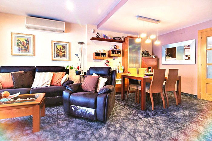 TwoKeysBCN's tweet image. Se vende espectacular casa en #Bufalà, #Badalona. Dispone de 227m2 distribuidos en amplio salón de 22m2, cocina office de 10m2 totalmente reformada, 5 habitaciones con armarios empotrados (3 dobles y 2 individuales, una de ellas es un despacho), y dos baños completos.

REF.: 1123