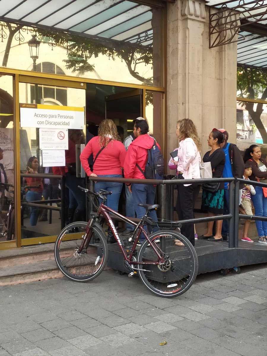 MedicoPai's tweet photo. Parece que con discapacidad mental, porque no veo a nadie usando silla de ruedas o muletas. Pinche gente pendeja! https://t.co/BdSCtSGIWy