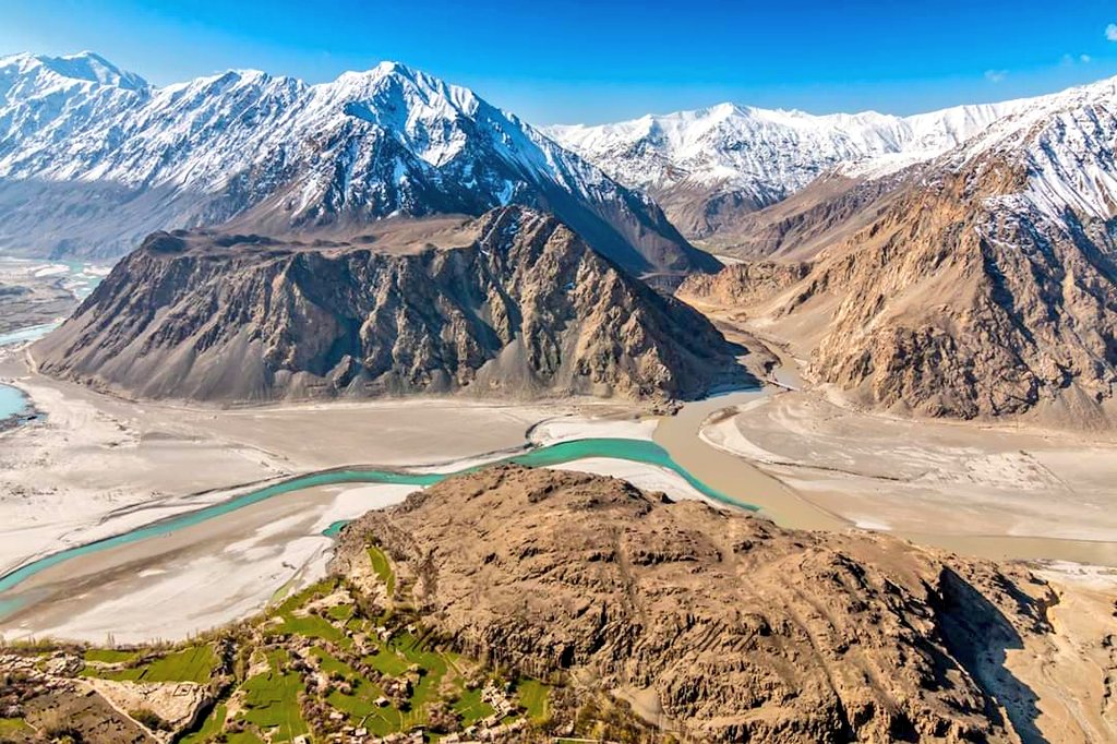 The_North_Blood's tweet image. Confluence of river #Indus and #Shyok. Indus on right and Shyok on left. 

Gilgit-Baltistan , Silkroad 

📷 Abbas Shah

#GilgitBaltistan #HighAsia #Silkroad