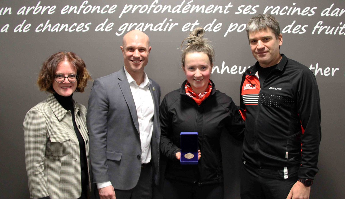 Cette médaille est remise à l’élève finissant ayant obtenu la meilleure moyenne générale à la fin de ses études secondaires
lanauweb.info/jeunesse-nouve…
