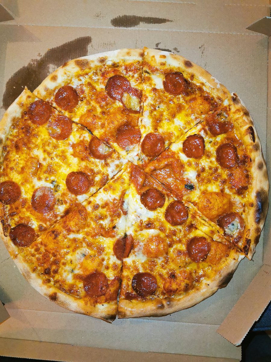 miste1988's tweet photo. @new_york_pizza vandaag bestelde ik een 40cm  brooklyn style pizza met een bubbele portie peperoni.. Want juist die is zo lekker maar bij vestiging #zeist maakt extra betalen voor extra toppings niet erg veel uit. Er zit erg weinig "extra" op.. 😭 https://t.co/3LPr5uR1Qs