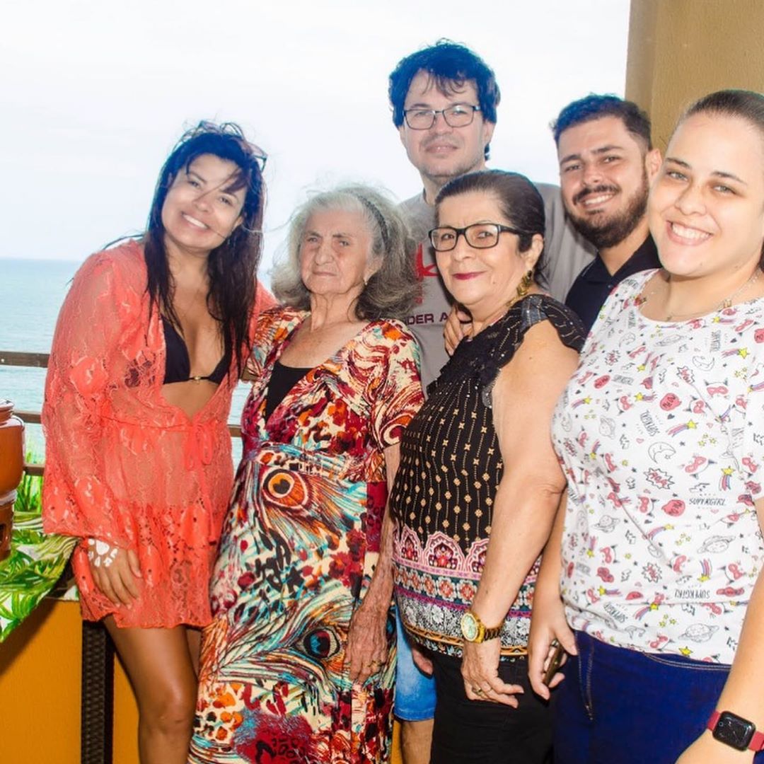 MaraMaravilha's tweet photo. Essa é a nossa matriarca 90 aninhos e cheia de vida, minha vô ; Dona Maria que teve 10 filhos mais de 20 netos e eu fui a primeira, detalhe ele me deu a até de mamá e ela se orgulha de falar que é minha vô mãe, haaa e os bisnetos já estão chegando também eeee !!!! #amor #familia https://t.co/pi2ydzIBdR