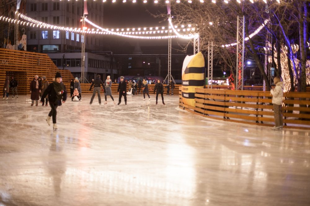 Каток у моря в Севкабель Порту: Каток «Севкабель» порт — это открытый ледовый каток на берегу моря. Романтичное место на берегу моря в индустриальном квартале для … dlvr.it/RN5r5H
