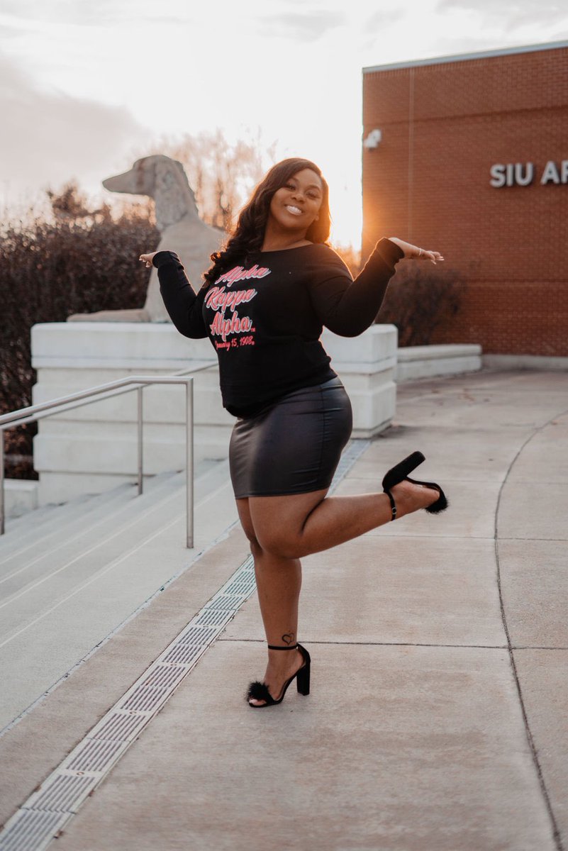 OnlyPoundcake's tweet photo. To The OH SO PRETTY Girls with 20 Pearls ,and most importantly, THE FIRST BLACK SORORITY AROUND THE WORLD 💗💚 #112Years #Sisterhood #Scholarship #Service #J15 #DeltaBeta #SIUC https://t.co/1LVKxUj6i5