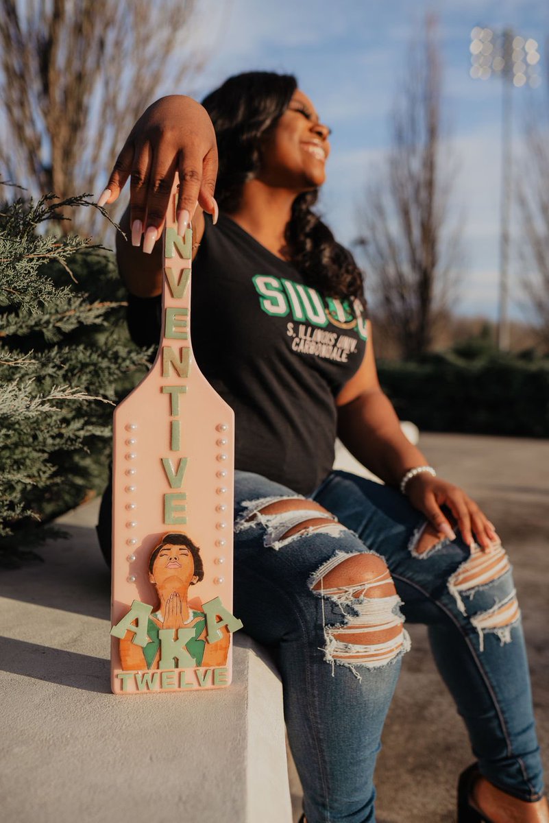 OnlyPoundcake's tweet photo. To The OH SO PRETTY Girls with 20 Pearls ,and most importantly, THE FIRST BLACK SORORITY AROUND THE WORLD 💗💚 #112Years #Sisterhood #Scholarship #Service #J15 #DeltaBeta #SIUC https://t.co/1LVKxUj6i5