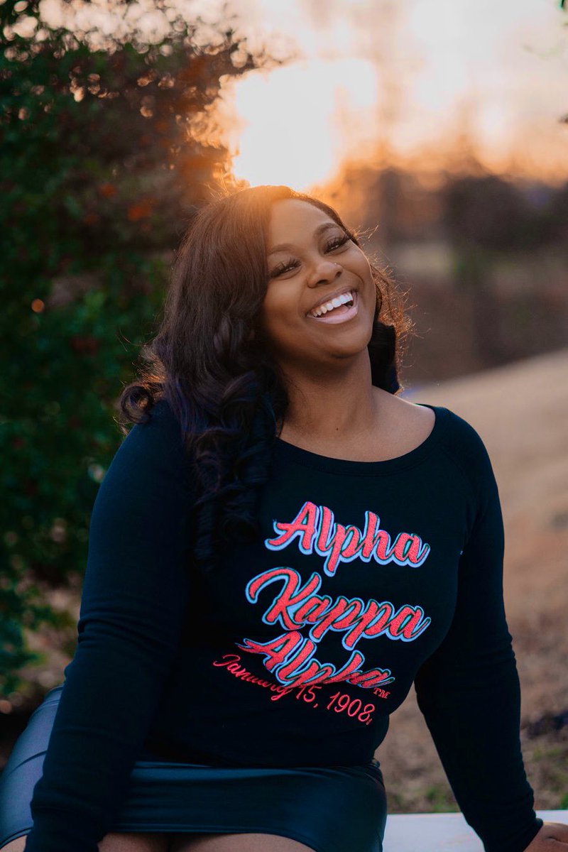 OnlyPoundcake's tweet photo. To The OH SO PRETTY Girls with 20 Pearls ,and most importantly, THE FIRST BLACK SORORITY AROUND THE WORLD 💗💚 #112Years #Sisterhood #Scholarship #Service #J15 #DeltaBeta #SIUC https://t.co/1LVKxUj6i5