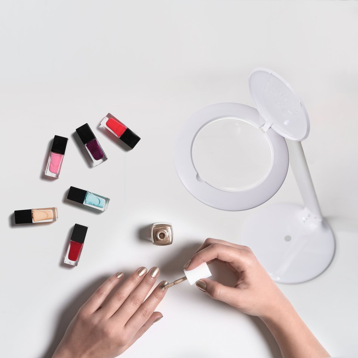Perfect for nails on the go, this rechargeable lamp provides 8 hours of continuous lighting so you can create amazing nail art with no need for a power source. Find out more about the Halo Go: daylightcompany.com/halo-go-magnif…

#nailart #manicure #rechargeable #beautylamp