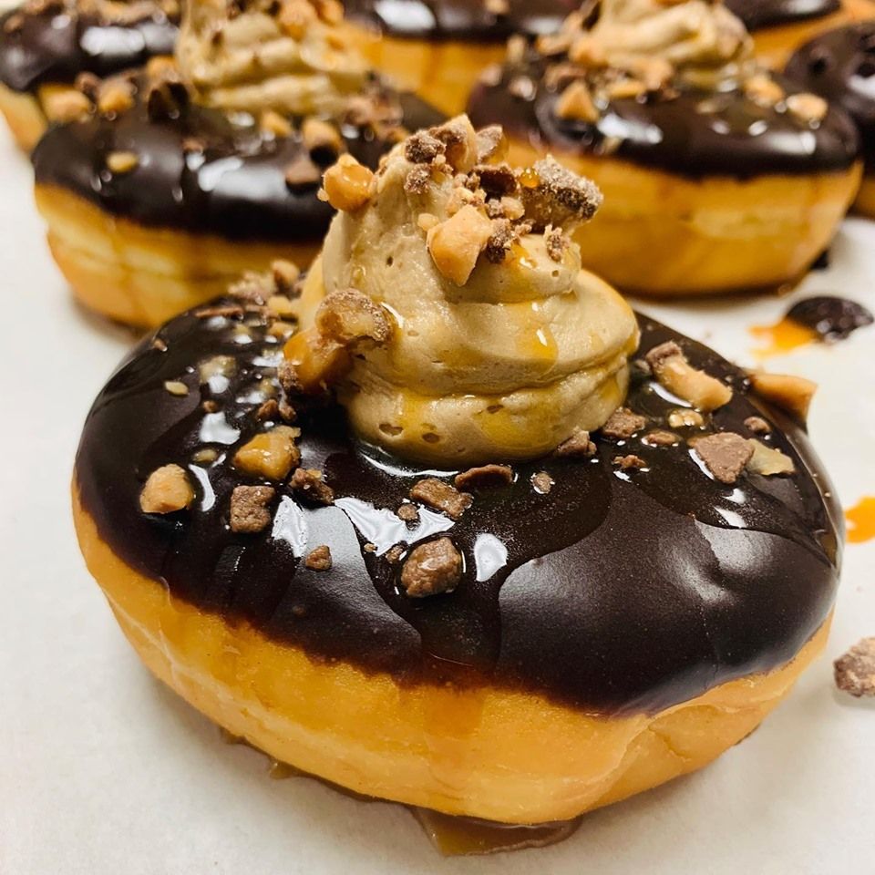 WalkingTourists's tweet image. Hmmm, a donut mixed with a cupcake...that's what South Shore Donut Co treats remind me of. So cute and yummy! bit.ly/2QTLr2H #MWTravelChat #ClearLakeIA @VisitClearLake