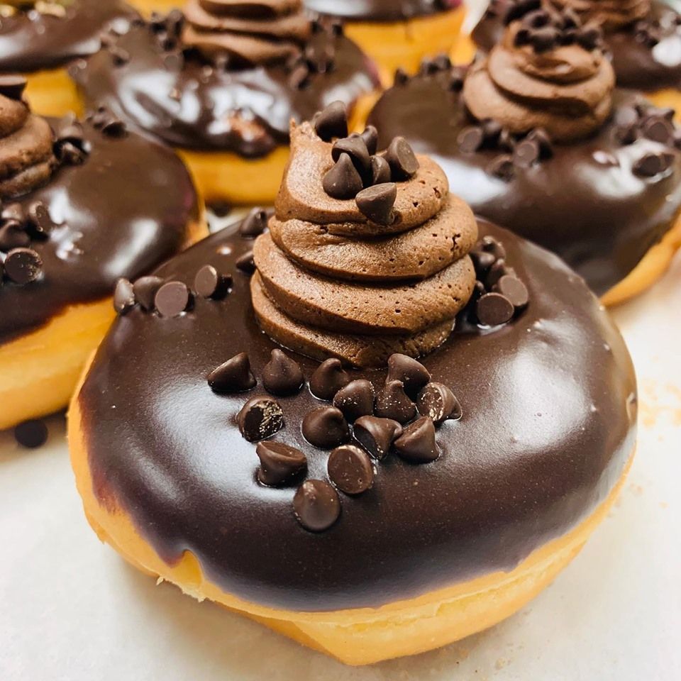 WalkingTourists's tweet image. Hmmm, a donut mixed with a cupcake...that's what South Shore Donut Co treats remind me of. So cute and yummy! bit.ly/2QTLr2H #MWTravelChat #ClearLakeIA @VisitClearLake