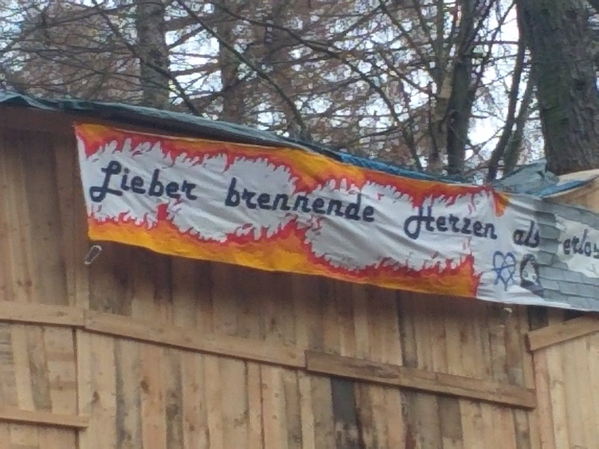 Hazelnut1312's tweet photo. Wir senden solidarische Grüße aus dem #Hambibleibt an alle von Repression betroffenen GenossInnen!!

"Lieber brennende Herzen als erloschene Träume!"

#Maya #Neuland #Loic #Die3 #Winter #Jazzy #Connewitz 
#noG20 #abc #rotehilfe #repression https://t.co/L9YVRHPAXe