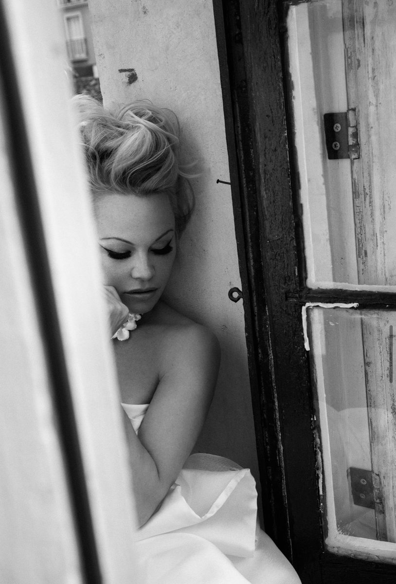 Don’t let people 
tell you 
how to curate 
your social media. 
Be your own artist 
Don’t blend in -
IG, Twitter
is personal expression 
How you wish to be seen 
Your legacy. (It will always be) 
And freely 
reflects who people are 
And when
in an artistic way, 
even more so 🎈