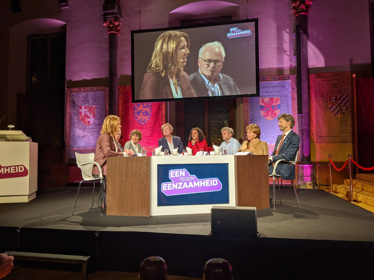 JumboSupermarkt's tweet photo. Elke dag tijd voor een extra contactmomentje of een steuntje in de rug, aan de kletskassa of in de kletshoek. Vandaag tijdens #meetup van nationale en lokale coalitie tegen eenzaamheid aandacht voor alle mooie initiatieven. #Eentegeneenzaamheid dat doen we samen. https://t.co/Xq6TjiiMWf