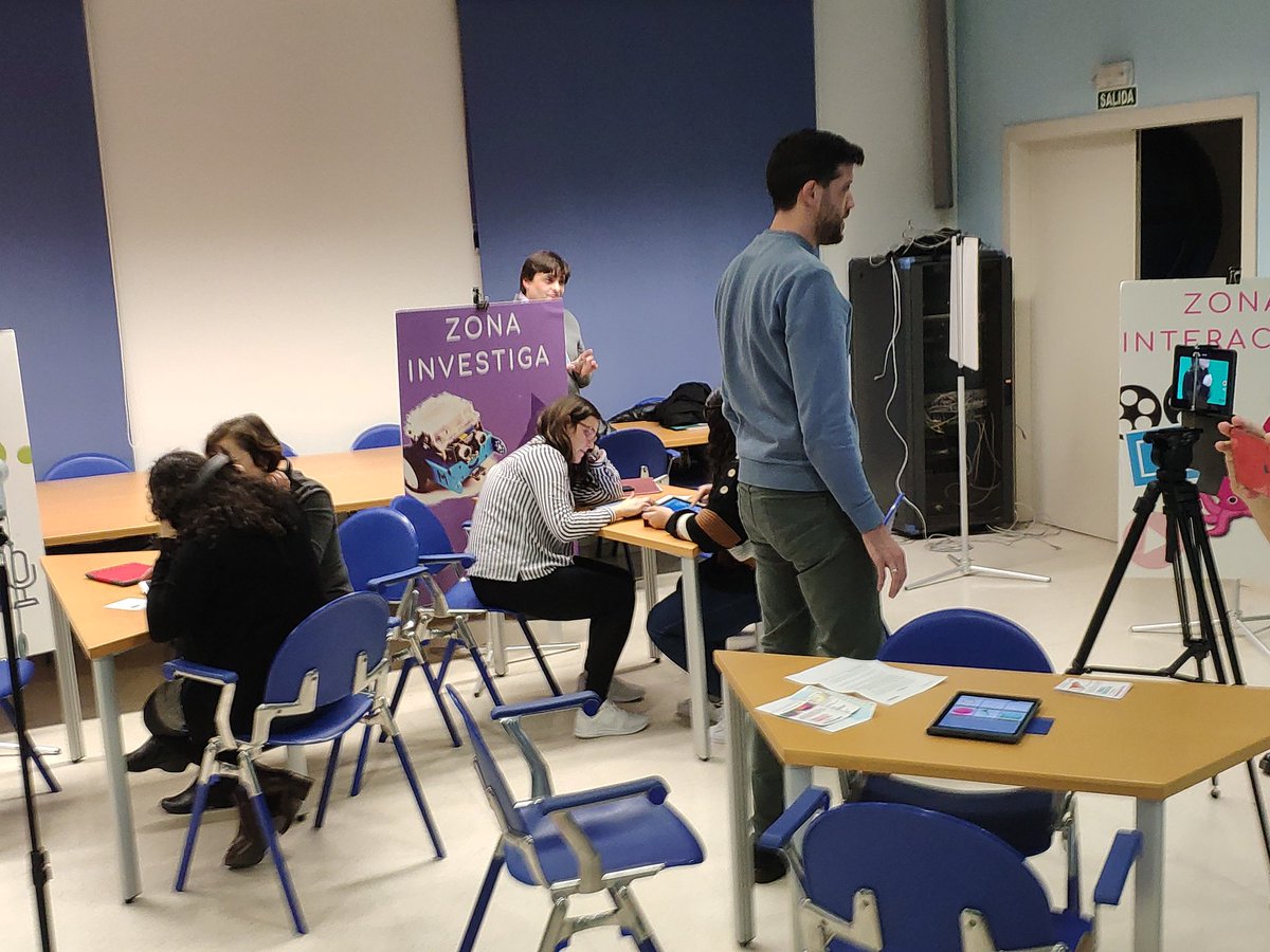 OscarGlezTLG's tweet photo. Nueva sesión de #BuildRoom, esta vez en #InnovaDocenteUniovi19 https://t.co/qm1KHwqMHx