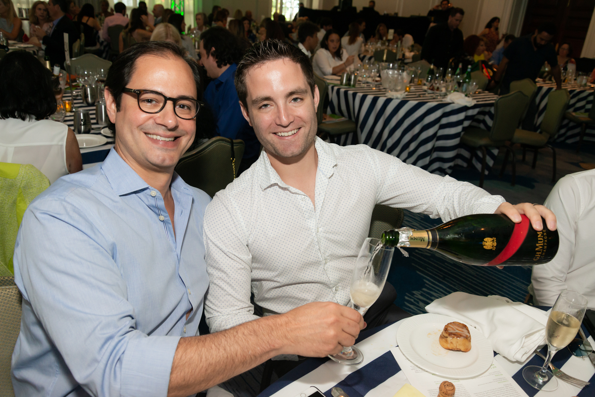 OceanDriveMag's tweet photo. Raise your glass #Miami – @VeritageMiami is back and better than ever! #EatDrinkUnite with us for a #StrongerMiami at: 
02/13: Craft Beer Tasting 🍻
02/28: Interactive Dinner 🍽️
03/15: Farm to Fork Brunch 🍾
Get your tickets here: https://t.co/Gfo4vGnSnE

#MiamiFoodiesUnite https://t.co/hcKGAb4JTC