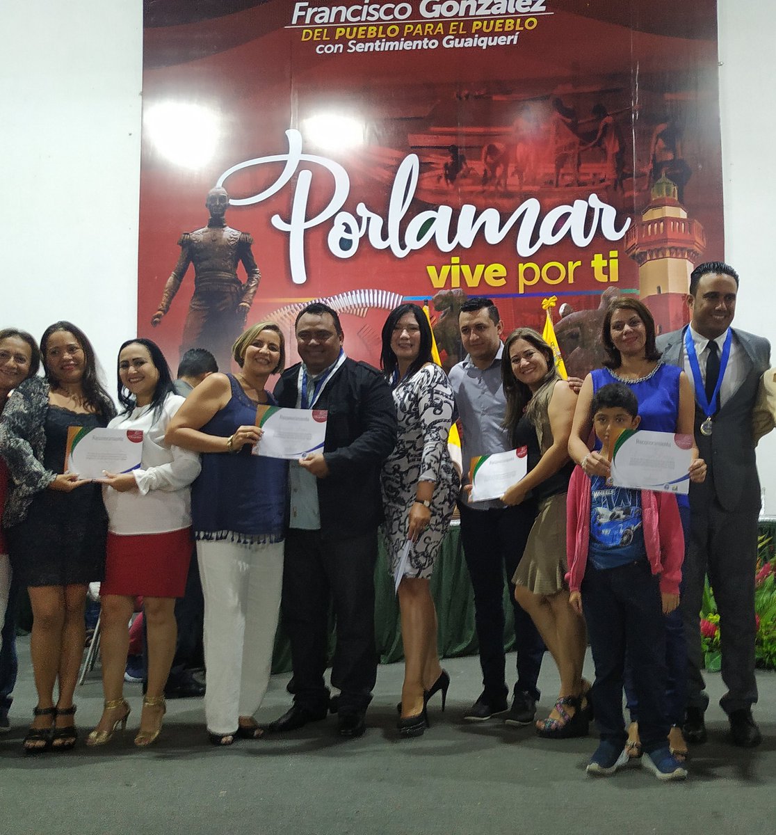 Merecido reconocimiento hoy #15Enero #DiaDelMaestro a las Tutoras CBIT por el trabajo que realizan cada día en los Centros Bolivarianos de Informática y Telemática con el uso de las tecnologías libres
#SomosFundabit
@psuvaristobulo <a href="/vane_prieto/">Vanessa Prieto</a> <a href="/NorisSotoF/">Noris Marianela Soto</a> <a href="/FundabitOficial/">Fundabit</a>