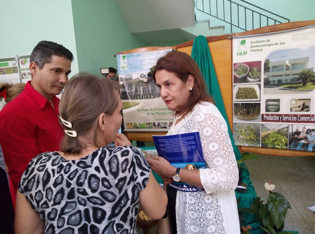 Se interesa la Ministra <a href="/ElbaRosaPM/">Elba Rosa</a>  en los resultados obtenidos por el Instituto de Biotecnología de las Plantas #IBP centro destacado en Villa Clara, en materia de Ciencia y de Innovación.#CubaCiencia #UCLVconCiencia