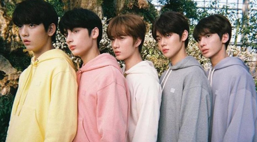 yeaaah_oh's tweet photo. эта группа вики? #TXT  
https://t.co/vnpDLDLIoj https://t.co/yi1X1mY6rd
