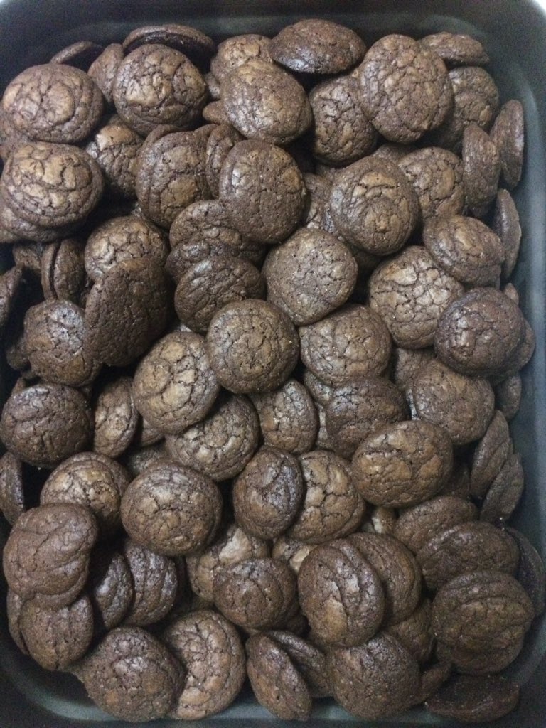 afiqah_wn's tweet photo. ATTENTION 🔈

Disebabkan akak dah mula bosan, tak tahu nak buat apa nie. So akak nak buka PRE ORDER COOKIES untuk korang yang berada di Cairo nie.

Ada 2 pilihan untuk korang order :
🍪 Choc Chip Cookies
🍫 Brownies Cookies

Spread the news gais untuk buatkan akak busy 👩🏼‍🍳. https://t.co/0n2G8k2WCR