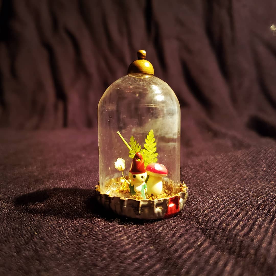 ZeyTrades's tweet photo. Gnome in a Dome Commission. The buyer said she wanted a Pabst cap when I told her bottle caps fit perfectly! The ferns are real; I collect them on hikes then press them to dry them.
#gnome #gnomehome #mushroom #fern #pabstblueribbonbeer #pabst #babygnome #dome #minature #mini https://t.co/BTAoHPnwpR