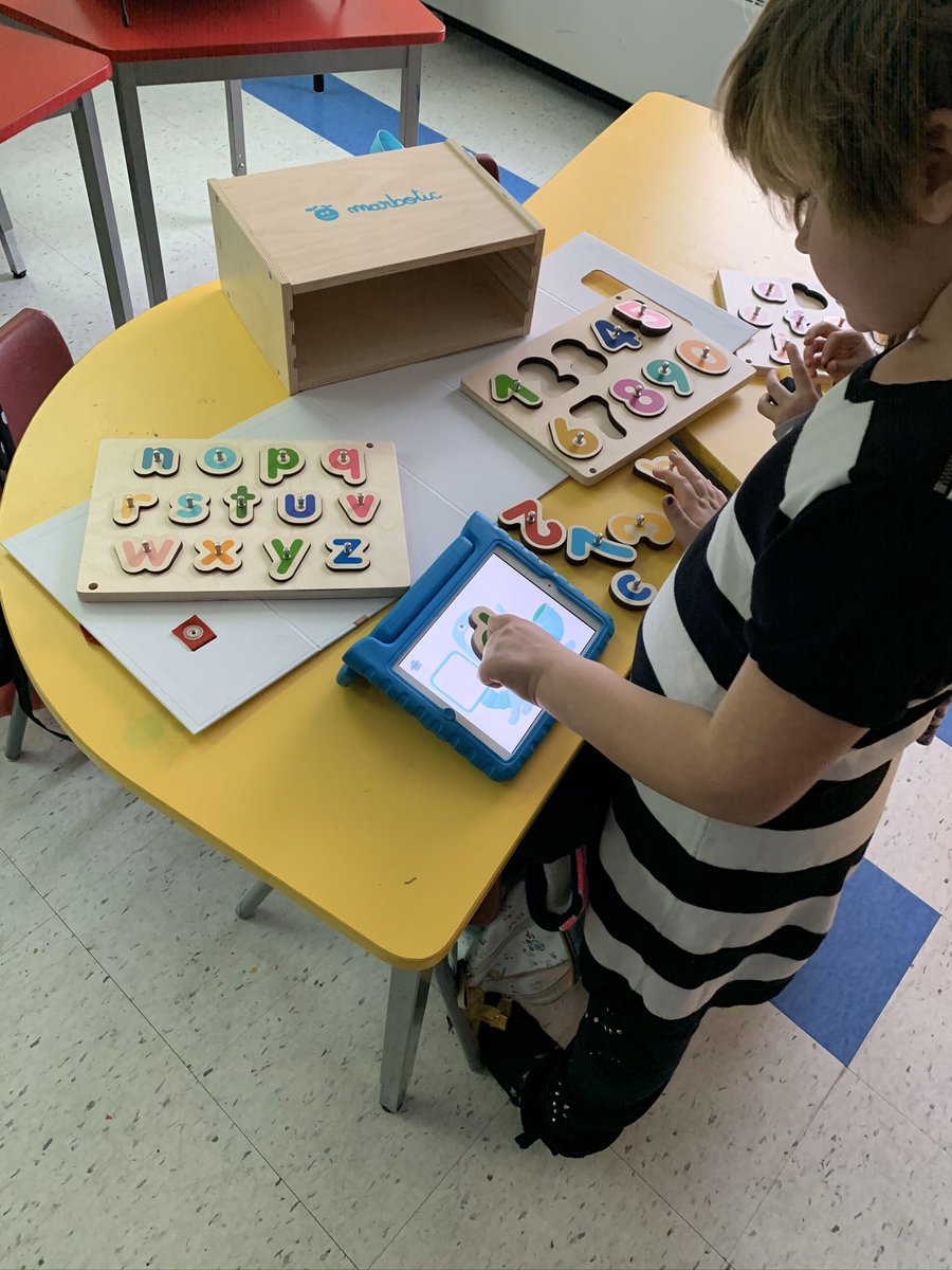 Ms_K_Grade1's tweet photo. Ss working on their building and recognizing 2D and 3D shapes and letters through phonetic sounds! https://t.co/TeooqARZJd