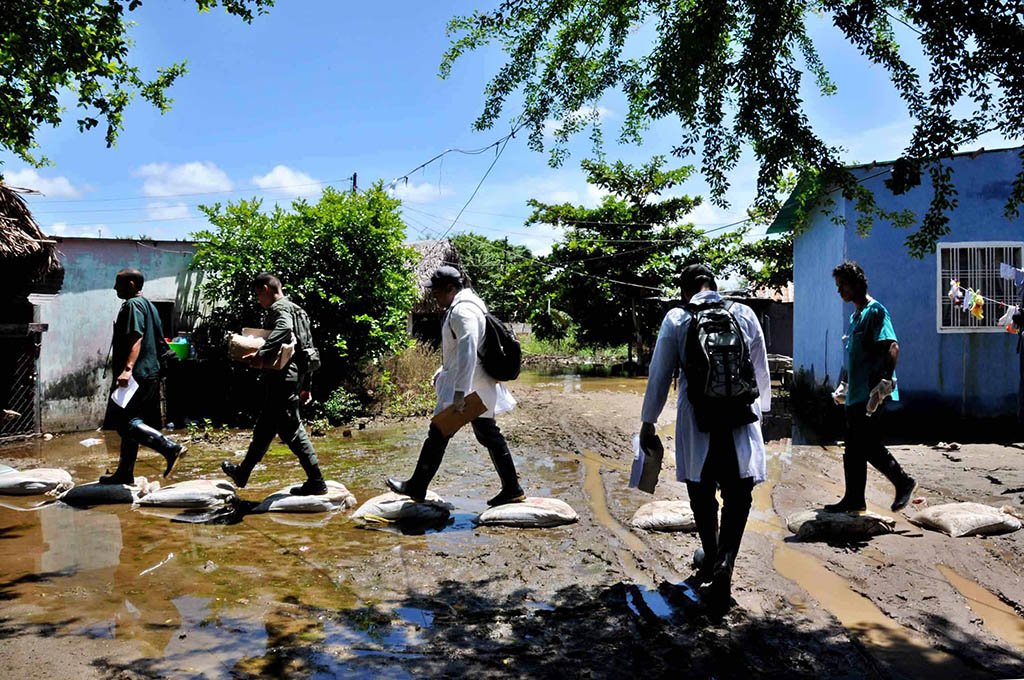 PensarAmericas's tweet photo. Estos son los médicos cubanos, los que basados en el principio de solidaridad llegan hasta los rincones del mundo donde los más humildes conocieron el nombre de #Cuba gracias a la labor humanista. #CubaCoopera #CubaPorLaSalud https://t.co/f2MgbhkWz2