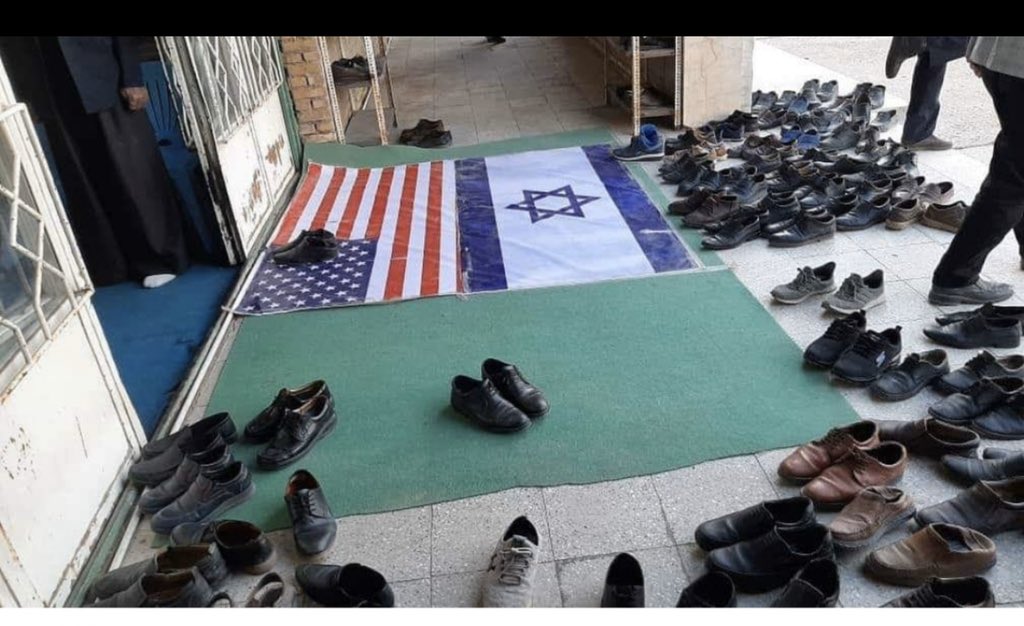 GabrielBerdah's tweet photo. Ds le sud de l iran ds  l entree de la mosquée  les autorités ont posé le drapeau israélien et américain,a fin qu ils déposent leurs chaussures sur les drapeaux ,mais les gens ont refusé et ont mis leur chaussure à côté. 
Meme les religieux en iran ne sont pas contre https://t.co/c80mp9F5Kr