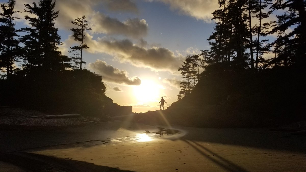 lisamonforton's tweet photo. A6 What’s your dream winter wonderland getaway in Canada?
So many to choose. But when it’s sub-zero everywhere else, a #Tofino sunset, sea and sand will warm your winter-weary Canadian soul. Ahhhh. #CanadaChat #coxbay @tofinotourism #mytofino https://t.co/tIBW82OaCs https://t.co/3PFpdgDf7P