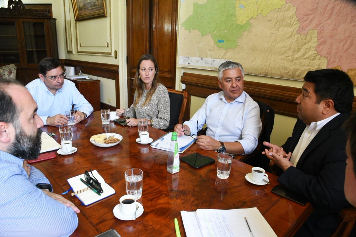 DPPMaipo's tweet photo. [AHORA] Gobernadora @cotepuigrredon se reúne con Intendente @FelipeGuevaraSt y los Gobernadores de la #RMdeTodos, para avanzar en medidas para la Provincia tras escuchar las necesidades de nuestros vecinos. https://t.co/4IO4KQmcWV