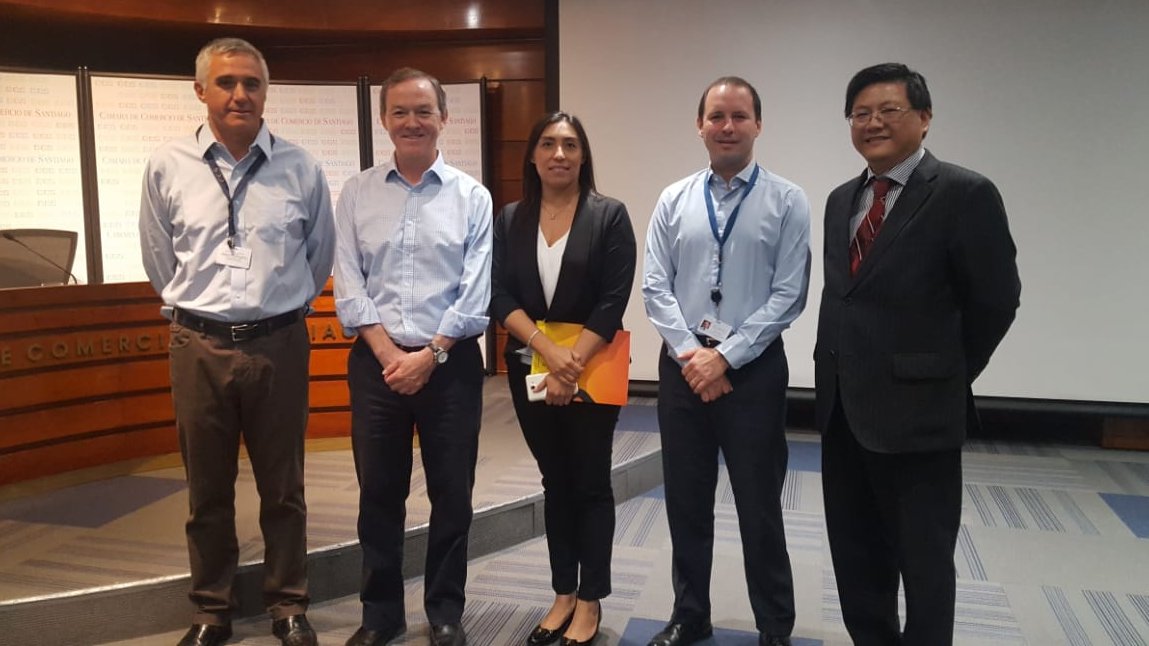 AsiaRepsChile's tweet photo. Carlos Soublette, Gerente General CCS (izq.), junto a Franco Gattini (REMA), Elizabeth Lagos (CCS), Rodrigo Mujita (CCS), y Peter Huang (Asia Reps), esta mañana durante la charla informativa sobre 17a Misión a Feria de Cantón que se realizó en la Cámara de Comercio de Santiago. https://t.co/2kTjeYEZCd