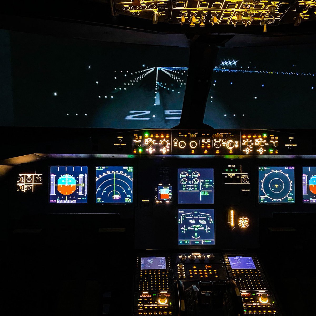 stani320's tweet photo. Quick βjust for funβ session in the A320 FNPT simulator after a hard day of MCC practice at @GTA_Aviation_ π¨π»βπ βοΈπ
#simulator #a320 #mcccourse #avgeek #runway #approachlights #cockpit #cockpitview #airbus #airbuslovers #aviation #pilot #lights #nightflight #mcc https://t.co/41WMrbdz5m