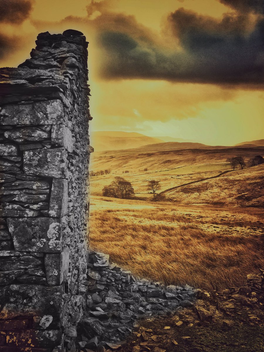 oldcrofthouse's tweet photo. When you’re walking in Cumbria it’s not just the scenery that captivates, you can feel the history around every corner...
#walkingadventures #getthosebootsdirty #kirkbystephen #cumbria #cumbrian #stonebarns #packhorsetracks #bretherdale #sheepfarming #farminghistory #hiddengems https://t.co/ab1Nmnn1Gu