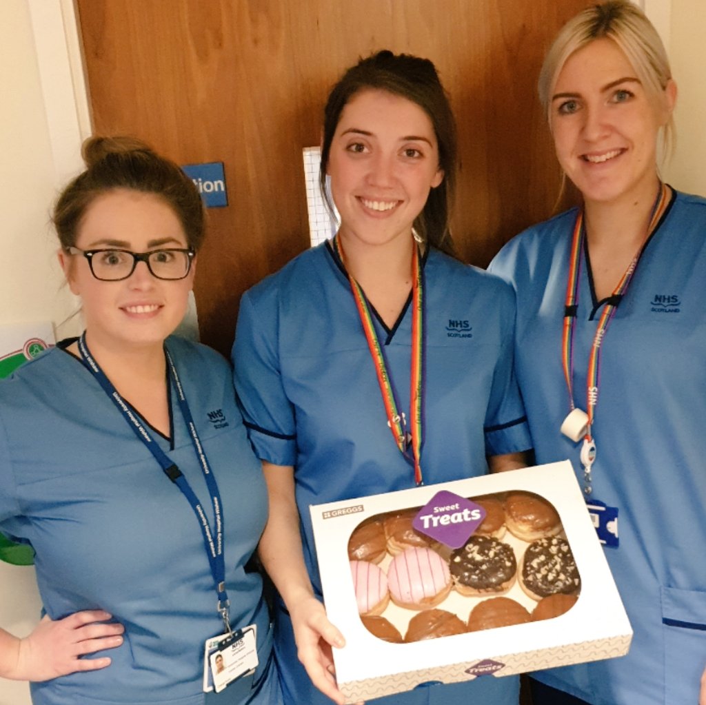 Our lovely patient's daughter brought in doughnuts as a thank you for looking after her. Adding to our smiles and waist lines in equal measures 😁😁😁 #ambulatorycare #acutemedicine #teamaecu #teamuhw @Louuu_x @amy_harrisonx 💕